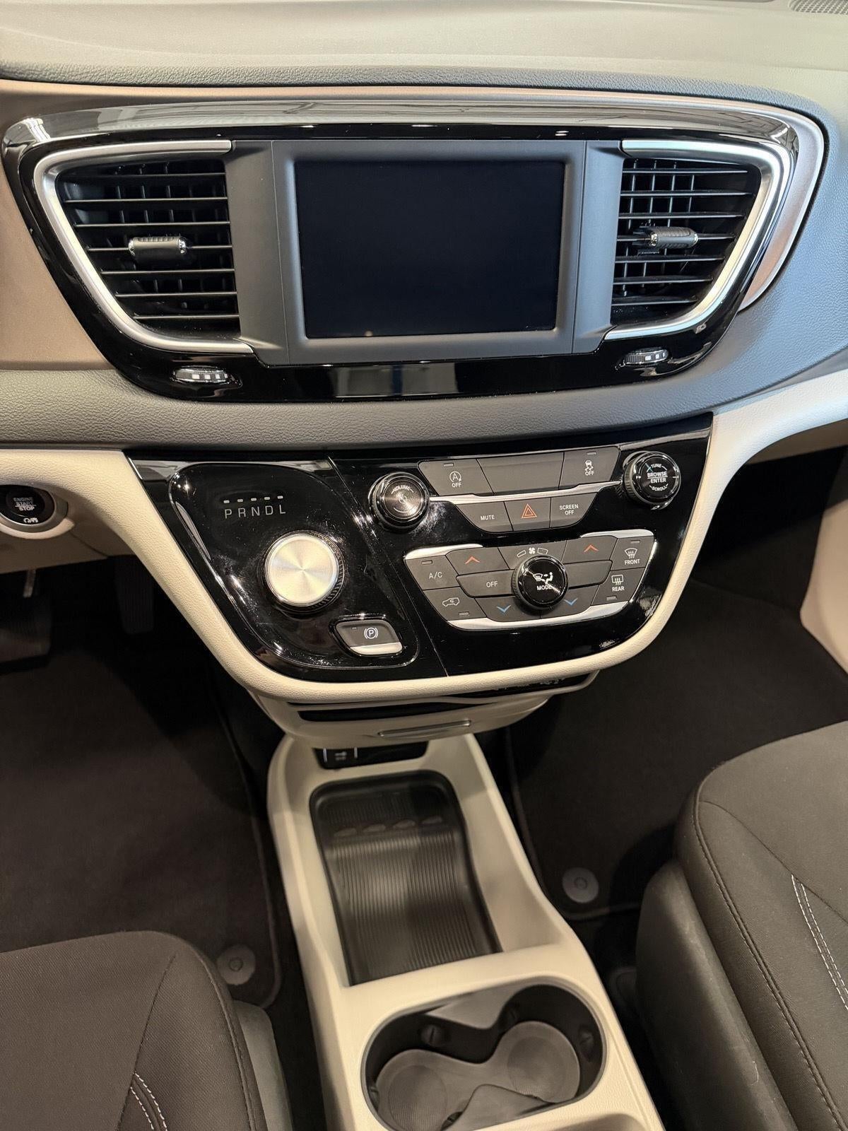 2024 Chrysler Voyager LX