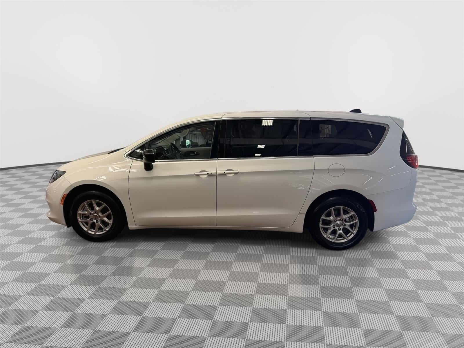 2024 Chrysler Voyager LX