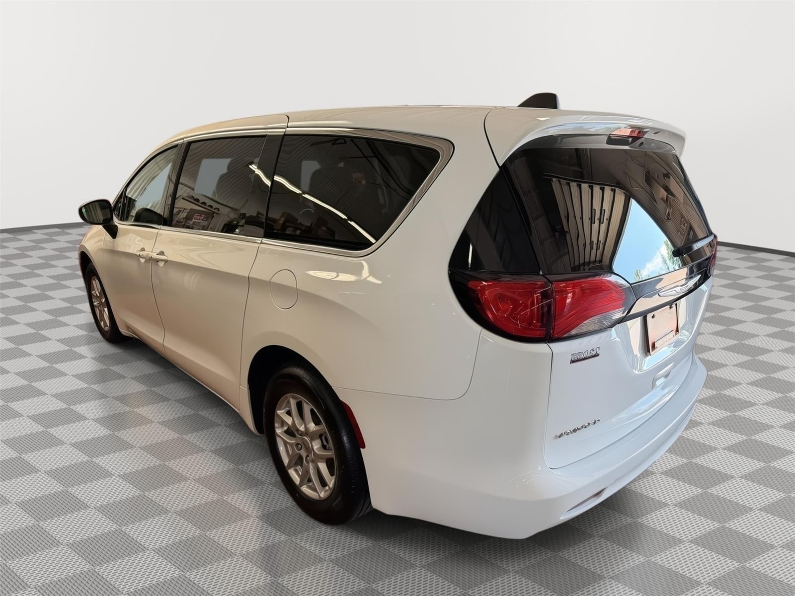 2024 Chrysler Voyager LX